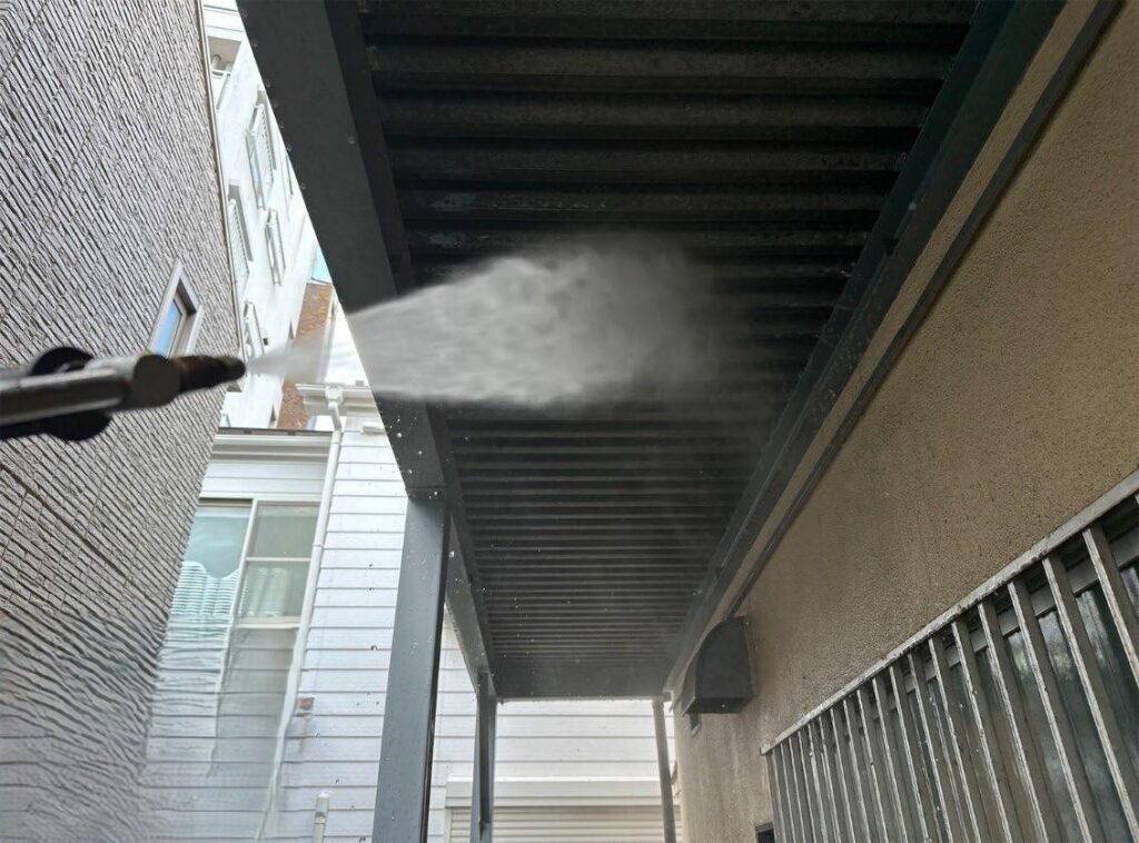 板橋区 集合住宅 天井の高圧洗浄の様子