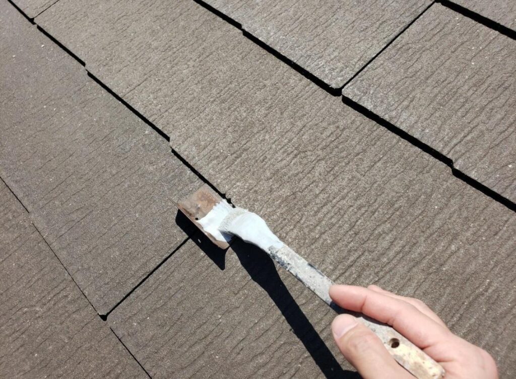 練馬区　屋根塗装　雪止めの錆止め作業の様子