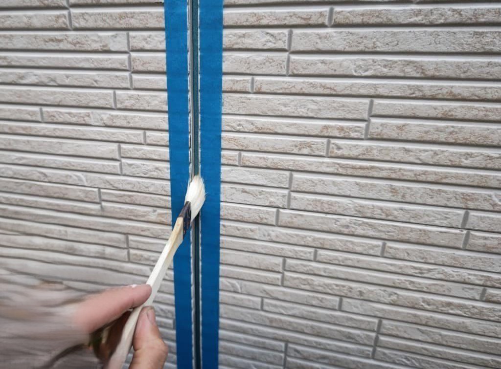 練馬区　外壁塗装　目地部分へのプライマー塗布作業の様子