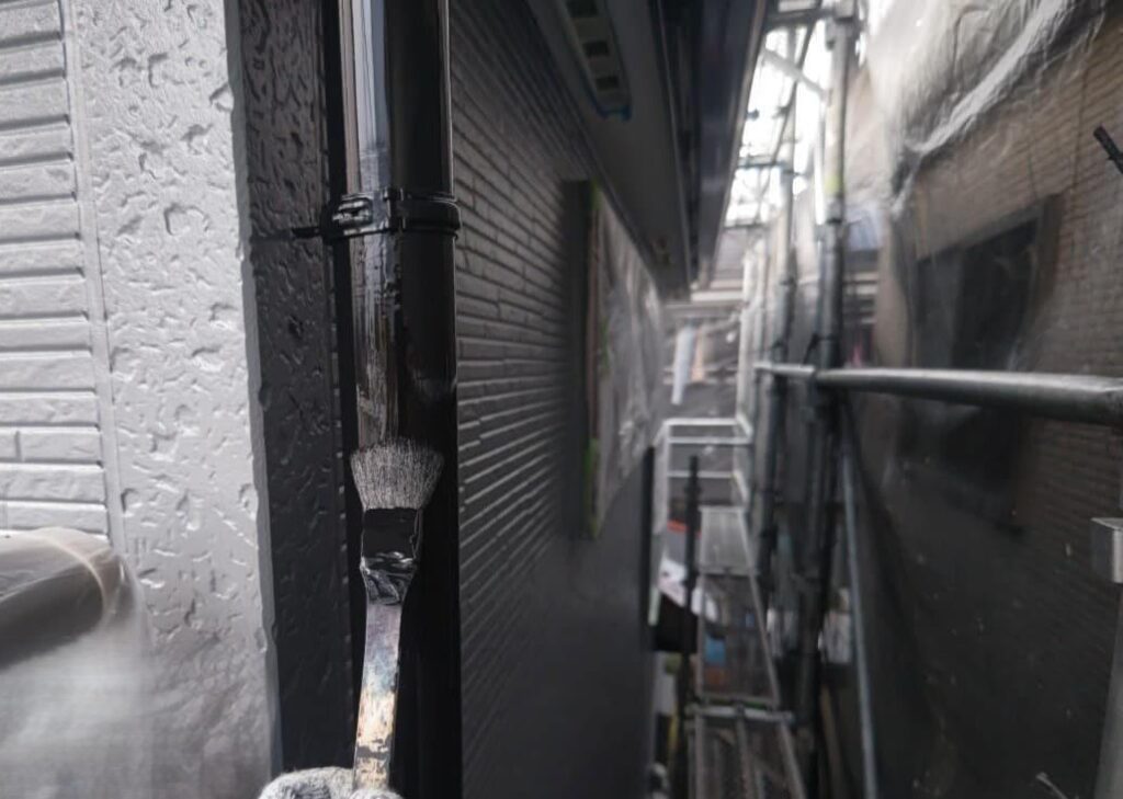 練馬区 竪樋の2回目の上塗りの様子