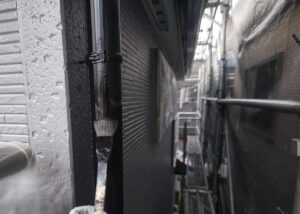 練馬区　竪樋の2回目の上塗りの様子
