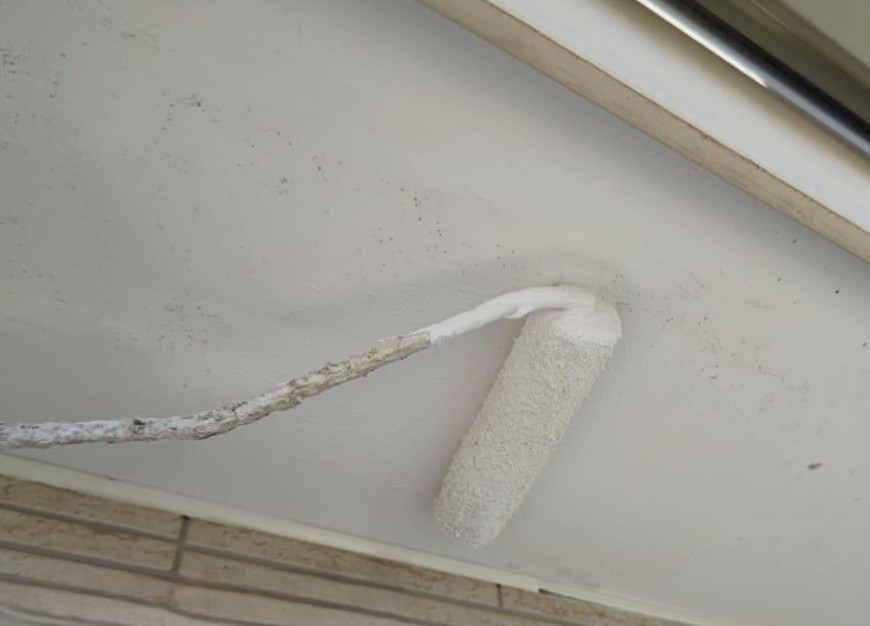 練馬区　軒天の1回目の上塗りの様子