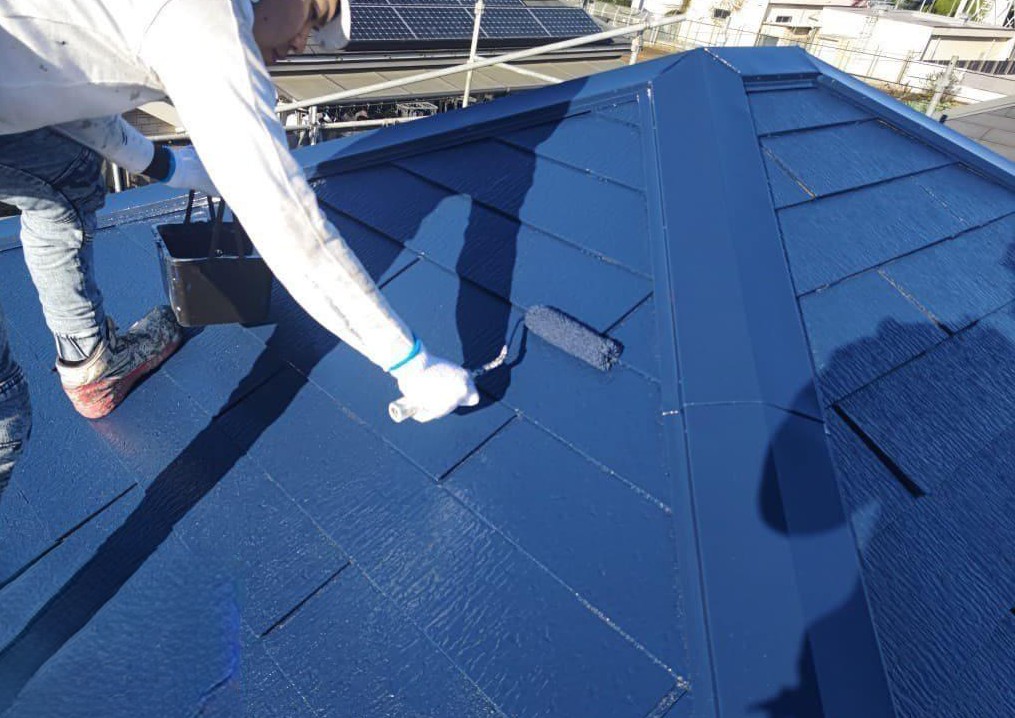 練馬区　屋根の上塗り作業の様子