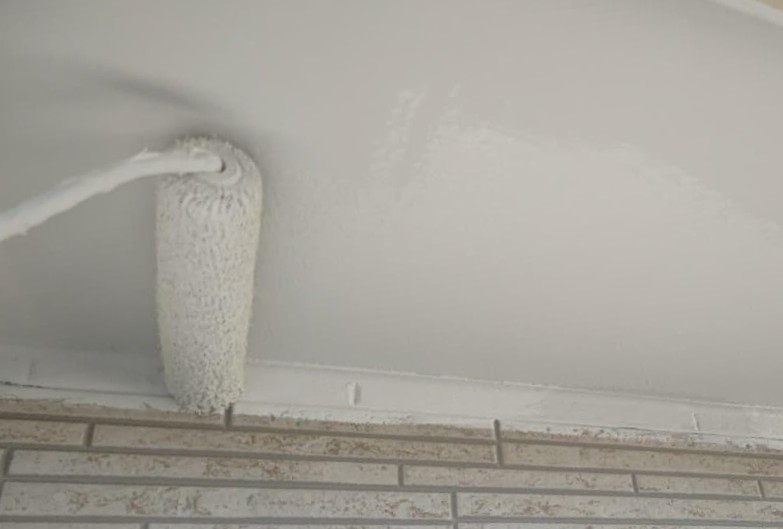 練馬区　軒天の2
回目の上塗りの様子