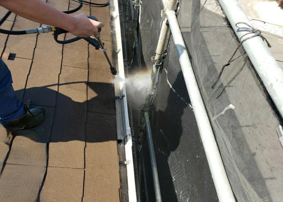 練馬区 集合住宅 雨樋の高圧洗浄の様子