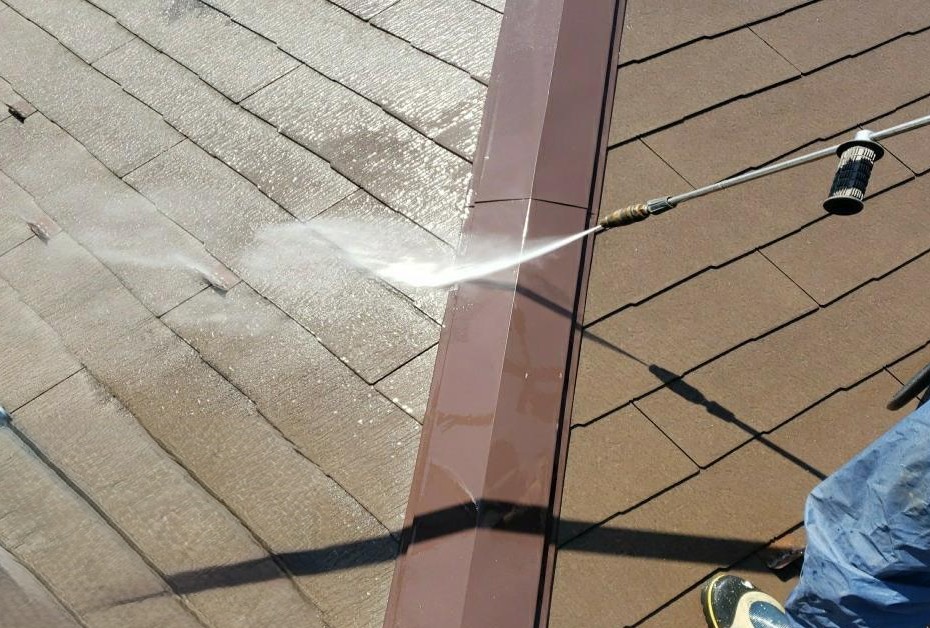 練馬区 集合住宅 屋根板金の高圧洗浄の様子