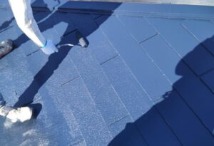 練馬区　屋根の上塗り作業の様子