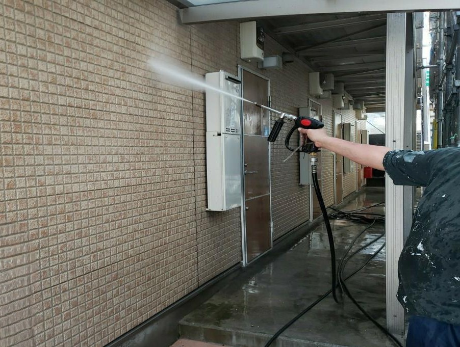 練馬区 集合住宅 外壁の高圧洗浄の様子