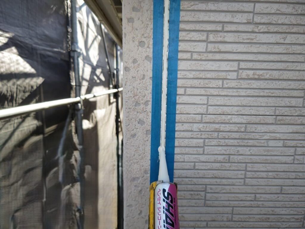 練馬区　外壁塗装　目地部分へのシーリング充填作業中の様子