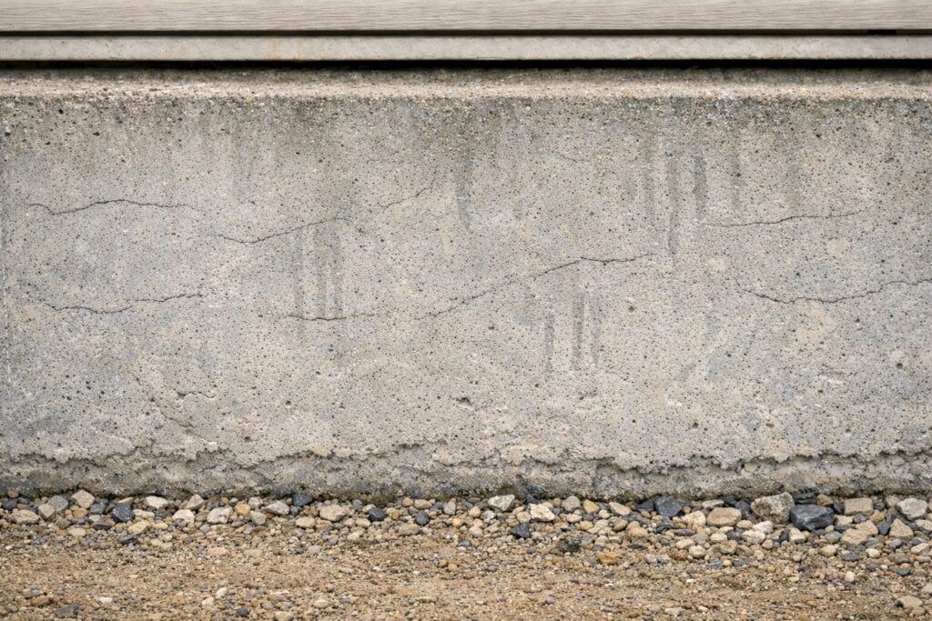 練馬区 基礎コンクリート 下塗り前 ヘアクラックと雨染みの劣化状況