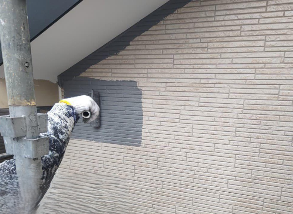 練馬区　外壁塗装　中塗りの様子