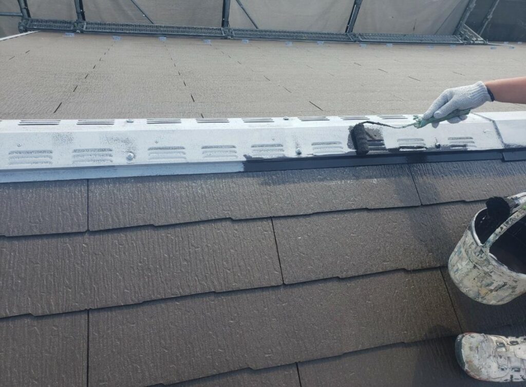 練馬区　集合住宅　屋根板金の中塗り作業の様子