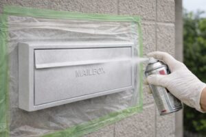 ラッカースプレーを使って金属製ポストをDIYで塗装している様子