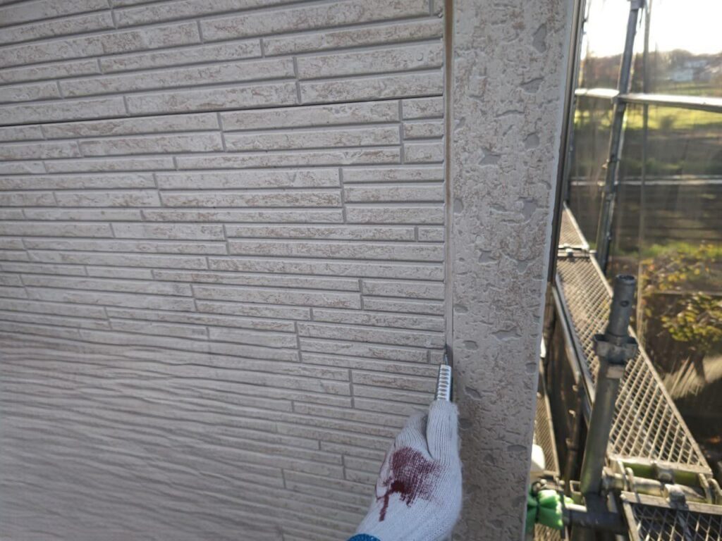 練馬区　外壁塗装　目地部分のシーリング撤去作業の様子
