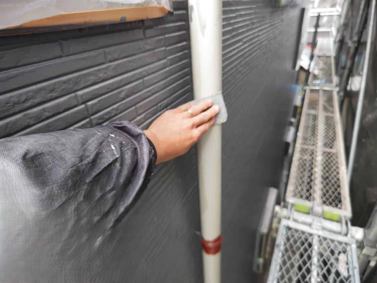 練馬区 竪樋のケレン作業の様子