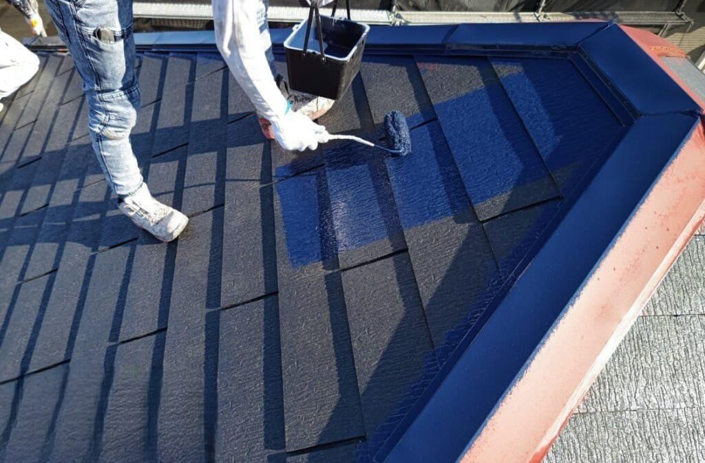 練馬区　屋根の中塗り作業中の様子