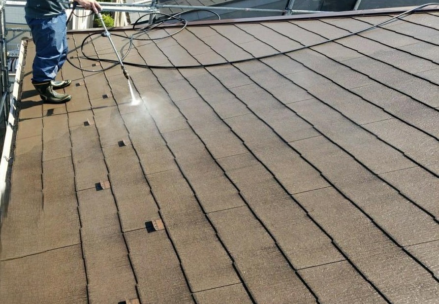 練馬区　集合住宅　屋根の高圧洗浄の様子