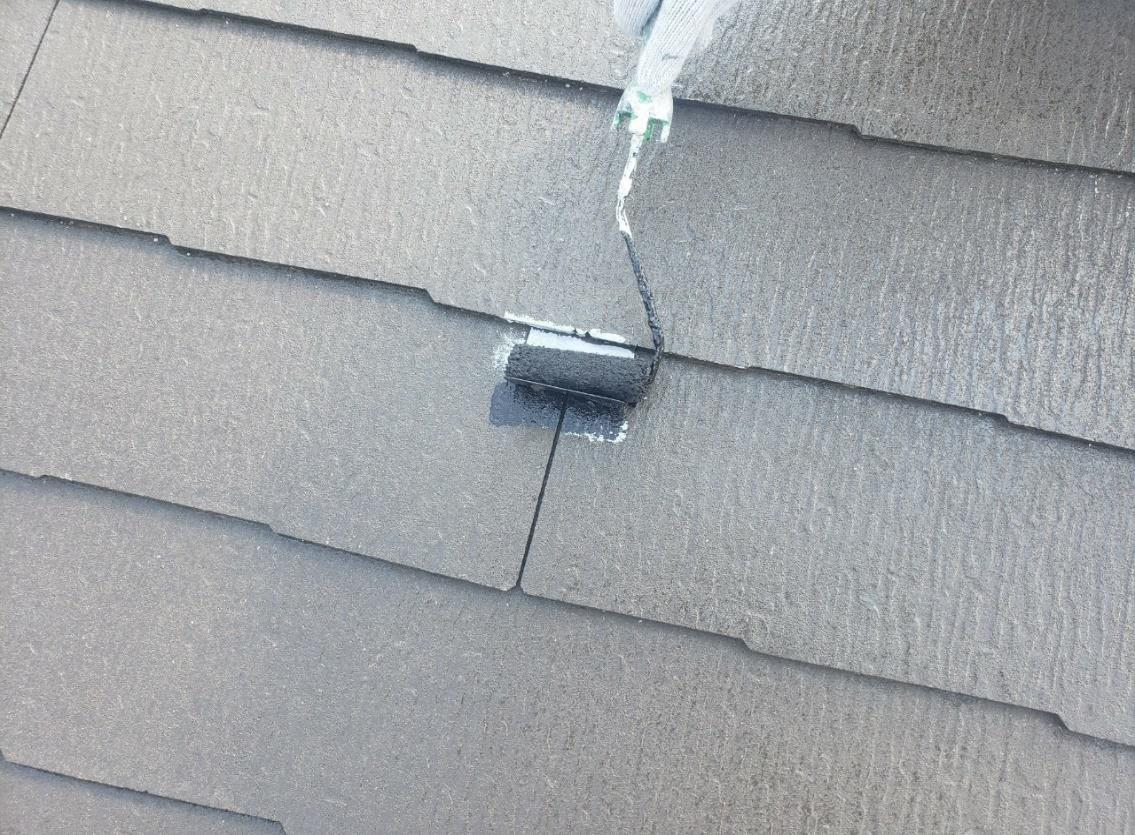 練馬区　集合住宅　雪止め金具の中塗り作業
