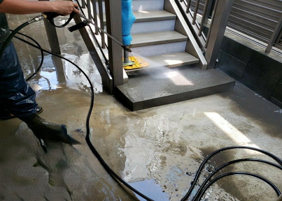 練馬区 集合住宅 共用部の高圧洗浄の様子