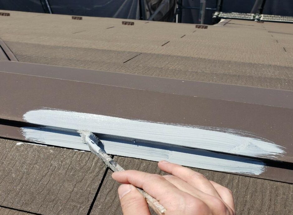 練馬区　集合住宅　屋根　塗装　屋根板金の錆止め作業の様子