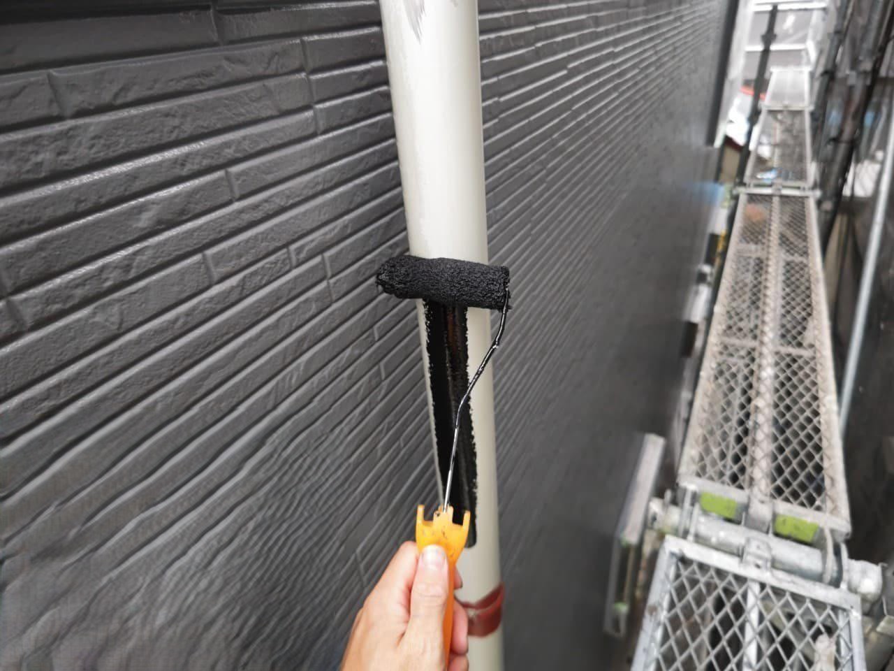 練馬区 竪樋の1回目の上塗り作業の様子