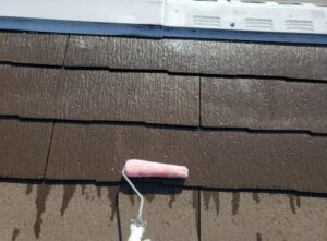 練馬区　集合住宅　屋根の下塗り作業の様子