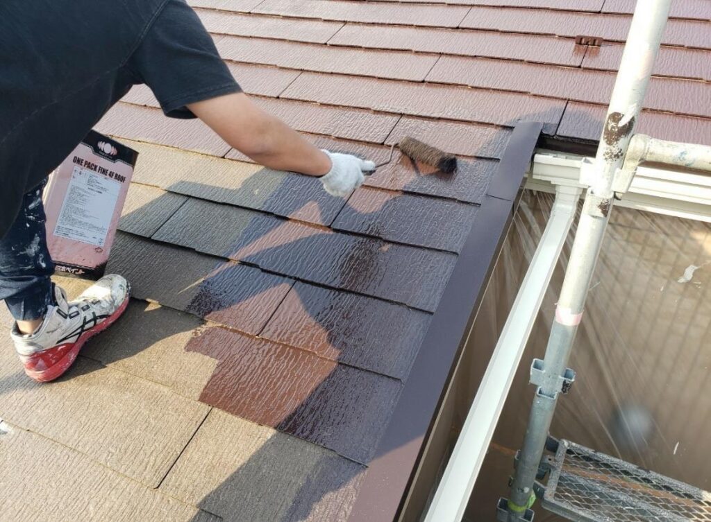 練馬区　集合住宅　屋根の中塗り作業の様子