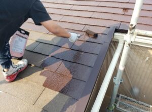 練馬区　集合住宅　屋根の中塗り作業の様子