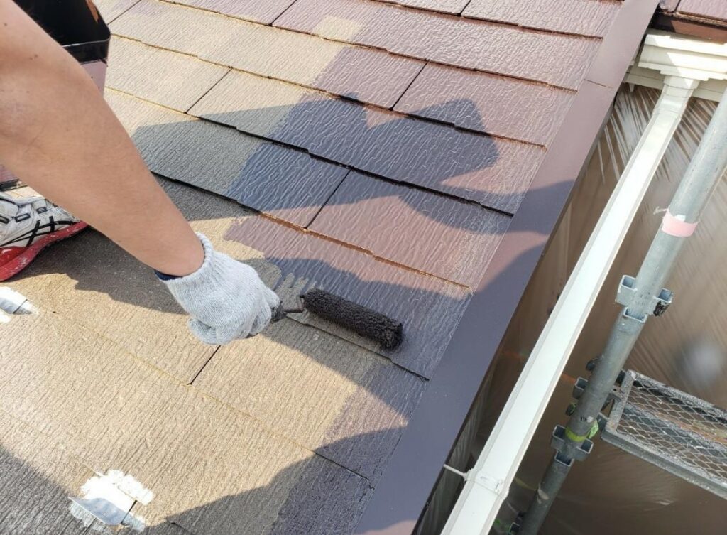 練馬区　集合住宅　屋根全体の中塗り作業の様子