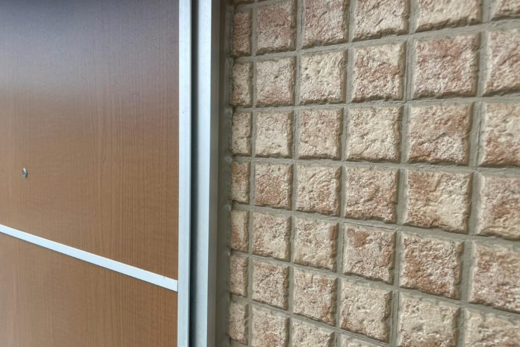 ドア枠と外壁の取り合い部に施工されたシーリング工事の完了後の状態