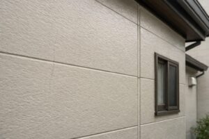 外壁塗装後の住宅外壁に見られる細いひび割れと目地の状態。塗装で保護できる範囲と注意が必要な部分が分かる外壁の様子