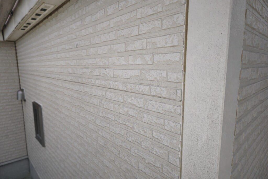 板橋区 外壁塗装 チョーキング 外壁を触ると白い粉が付く前の状態確認