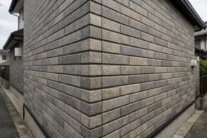 一見メンテナンスフリーとされるタイル外壁だが、目地の状態確認が必要な住宅外壁