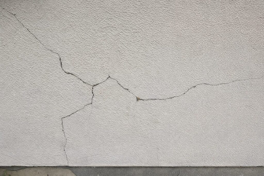 練馬区 外壁工事 クラック ひび割れ 補修前 状態確認