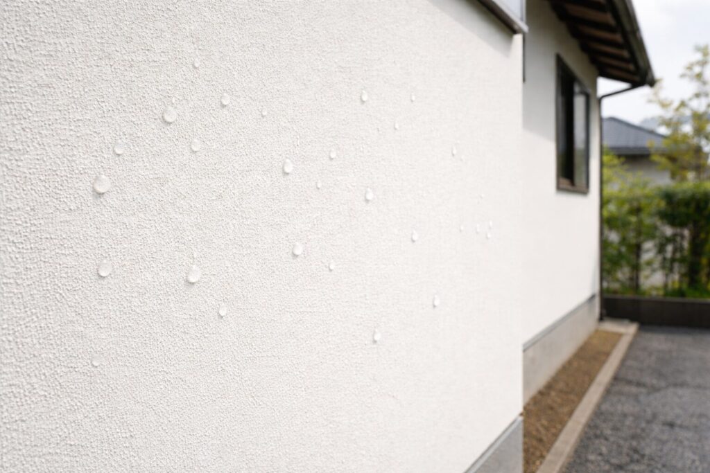 撥水塗料 外壁塗装 モルタル外壁 表面で水が残りにくい状態