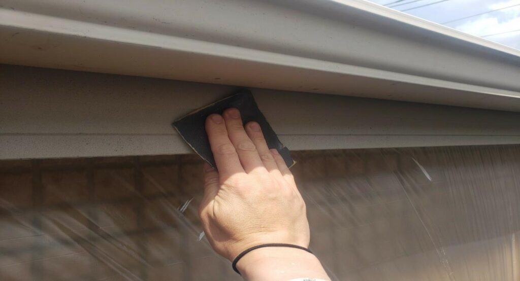 練馬区の集合住宅で、破風・鼻隠し塗装前の下地処理としてケレン作業を行っている様子