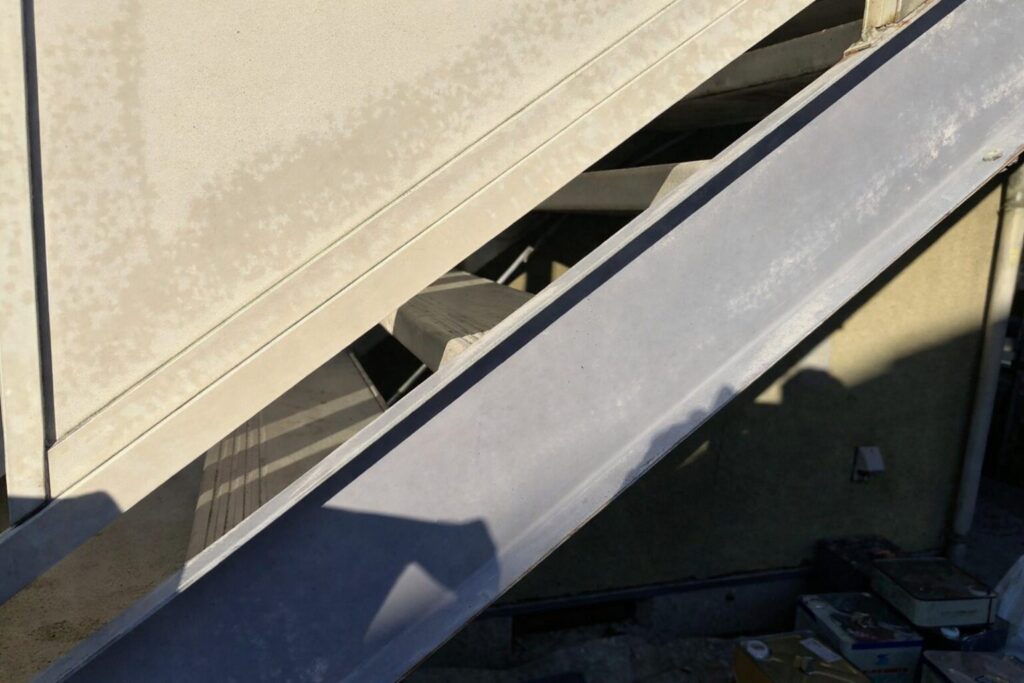 練馬区の集合住宅にある鉄骨階段ササラの施工前状態　塗膜の色あせと劣化が確認できる様子