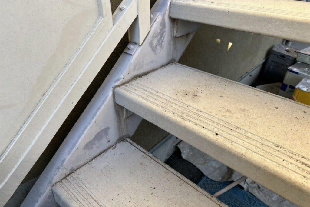 鉄骨階段ササラの塗装前の状態　練馬区集合住宅