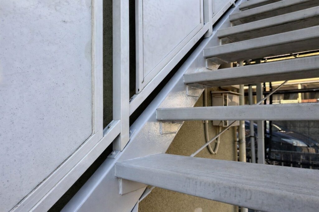 練馬区の集合住宅にある鉄骨階段ササラ塗装工事完了後の仕上がり状態