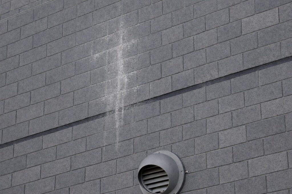 練馬区の戸建住宅で確認されたレンガ調外壁のエフロレッセンス（白華現象）の状態