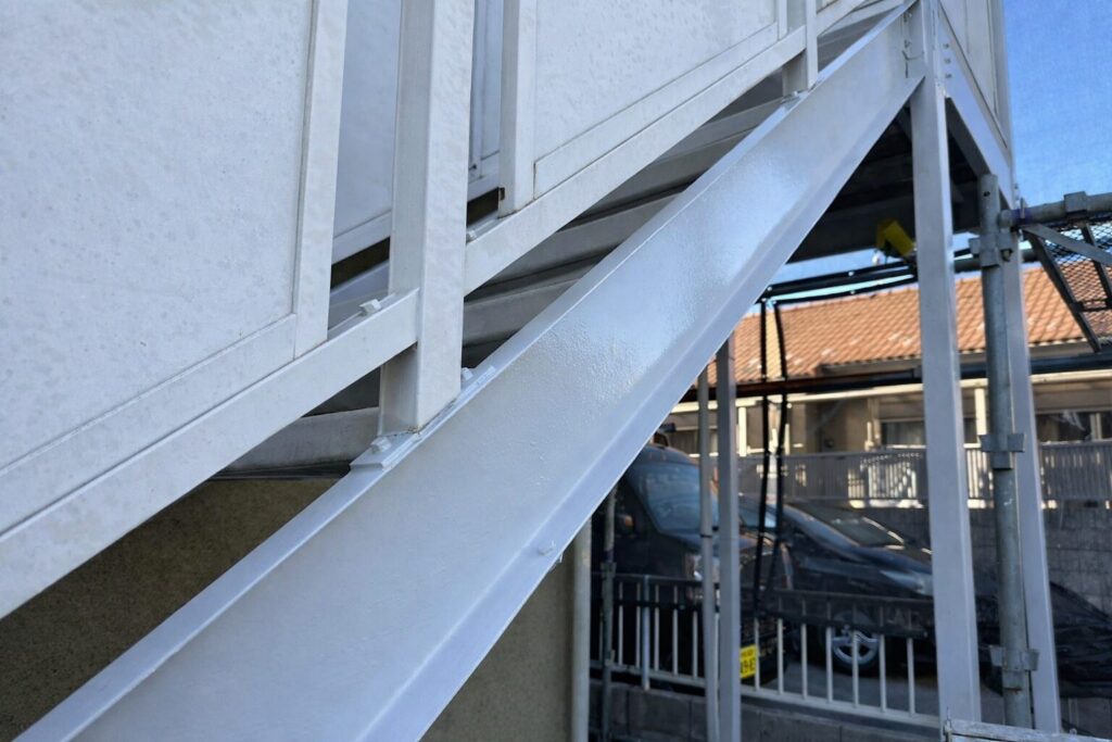 練馬区の集合住宅にある鉄骨階段ササラ塗装工事完了後の全体仕上がり