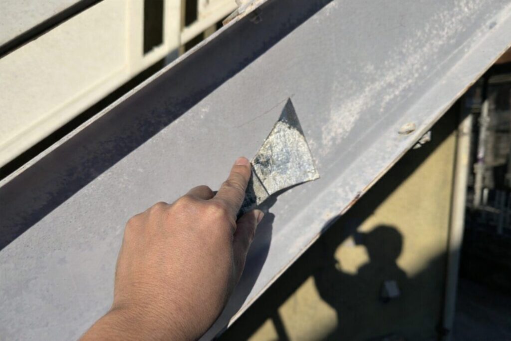 鉄骨階段ササラの劣化塗膜を除去するケレン作業の様子　練馬区集合住宅