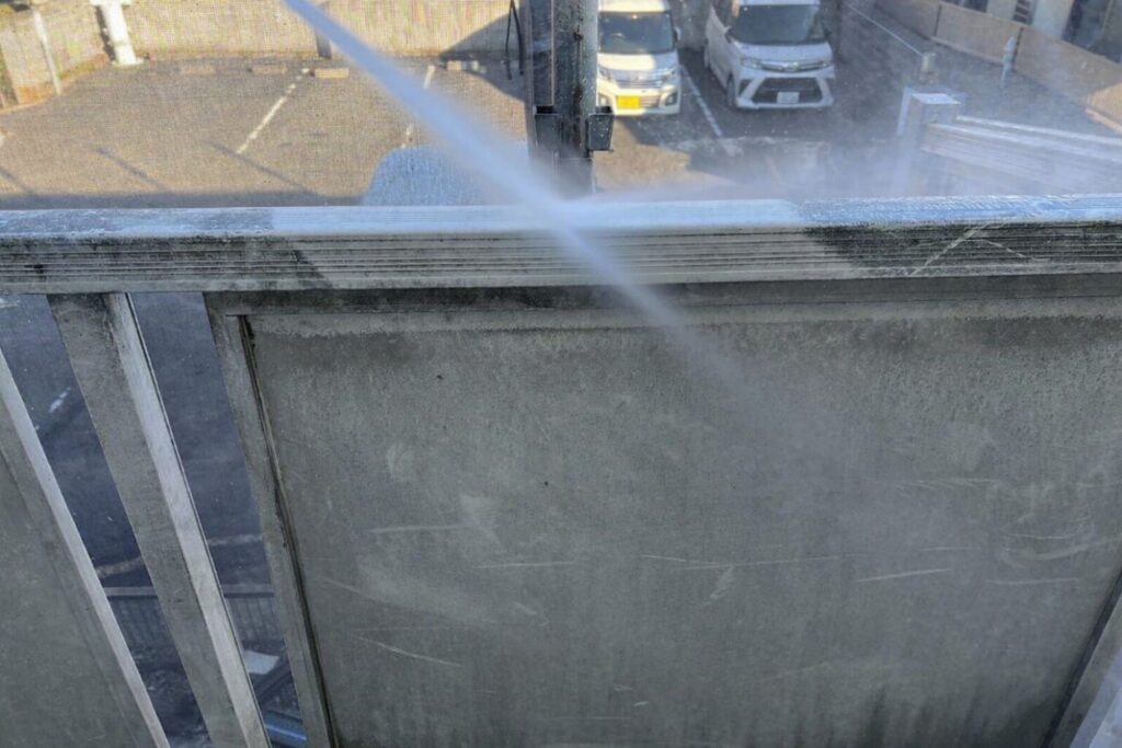 鉄骨階段まわりの汚れを除去するための高圧洗浄作業　練馬区集合住宅