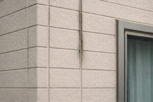 サイディング外壁の目地に発生したブリード現象の初期状態