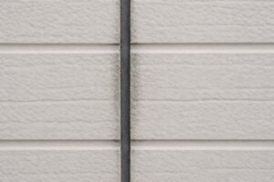 窯業系サイディング外壁の目地周囲に黒ずみが出たブリード現象の状態確認