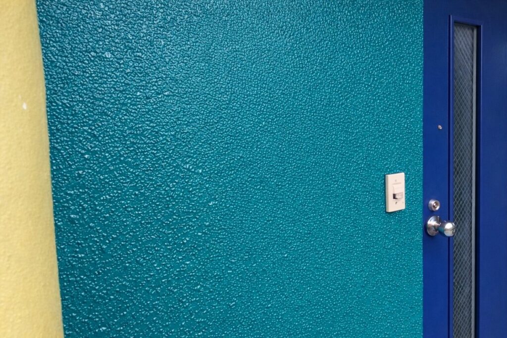 練馬区の集合住宅で外壁塗装工事が完了した吹付仕上げ外壁の状態