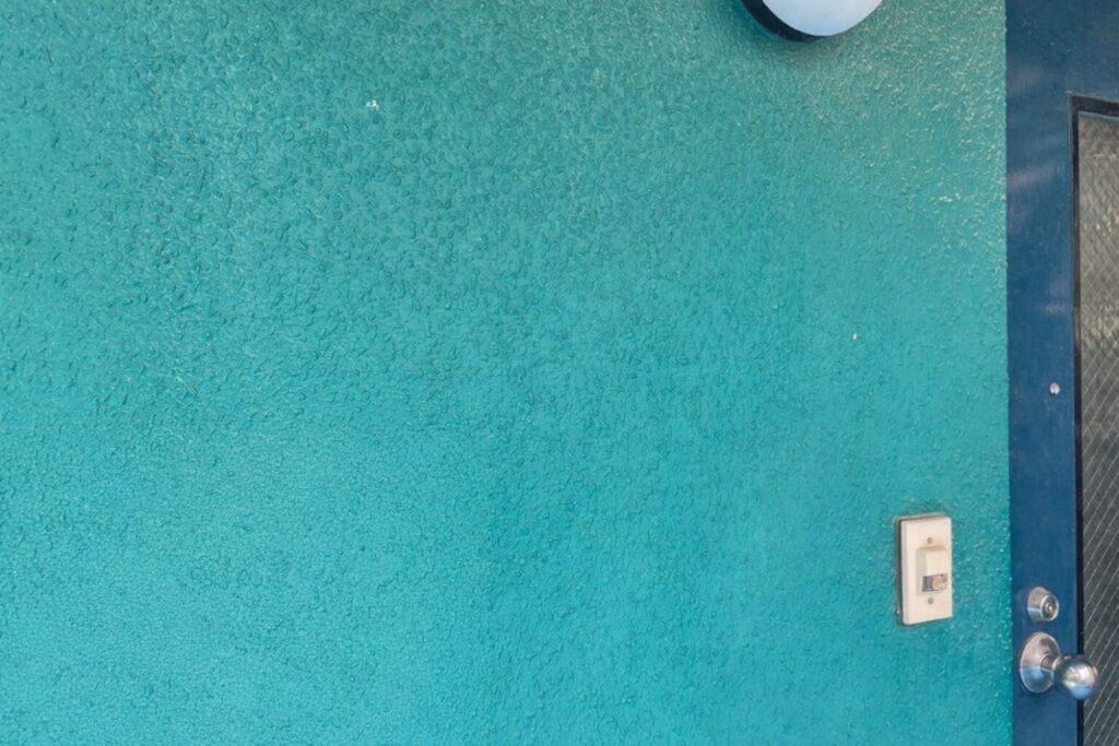 練馬区の集合住宅で高圧洗浄後の外壁塗装前の外壁状態