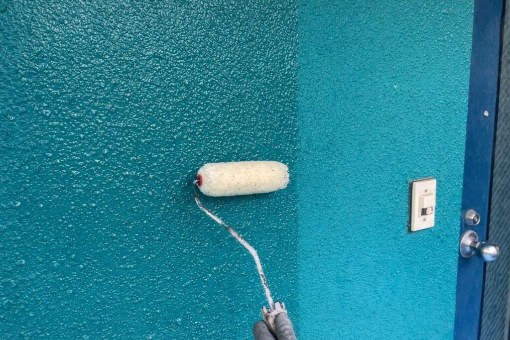 練馬区の集合住宅で外壁にシーラー下塗りを行うローラー塗装