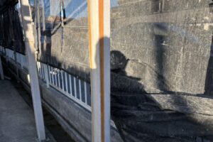 練馬区の集合住宅で鉄骨柱に縦方向の錆が発生している施工前の状態