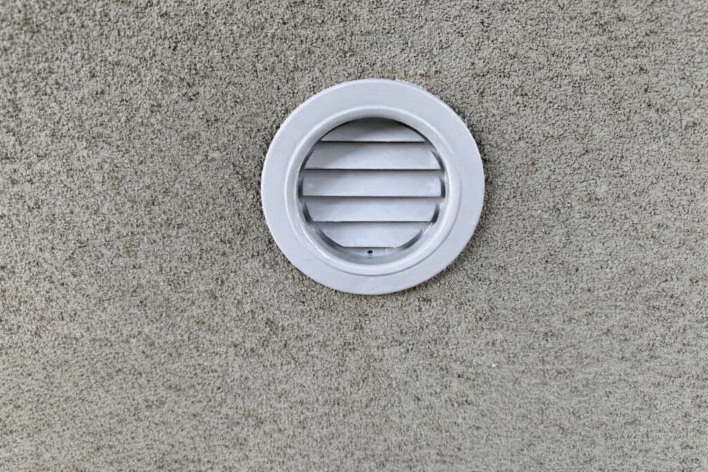 練馬区の集合住宅でガラリの鉄部塗装が完了した施工後の状態